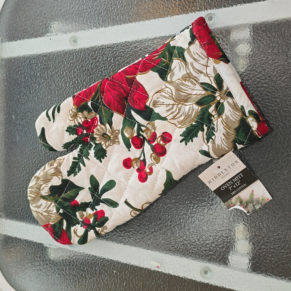 Middleton Home - Christmas Oven Mitt - NWT